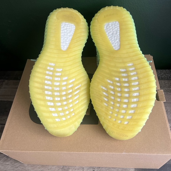 Yeezy Boost 350 V2 Yeezreel - Picture 3 of 6